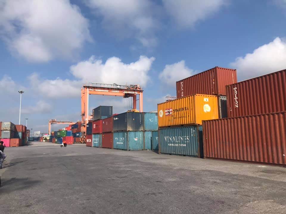 Tập kết container xuất nhập khẩu tại cảng