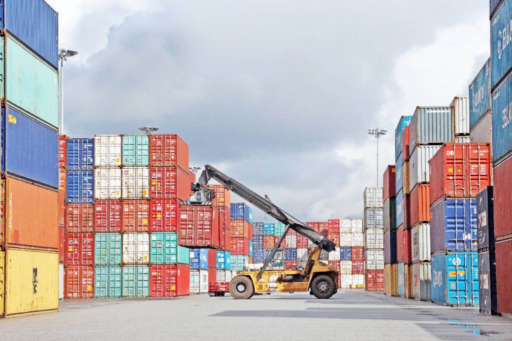 Khai thác hàng hóa xuất nhập khẩu tại bãi container