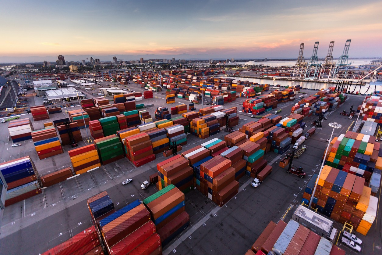 Bãi container hàng hóa xuất nhập khẩu