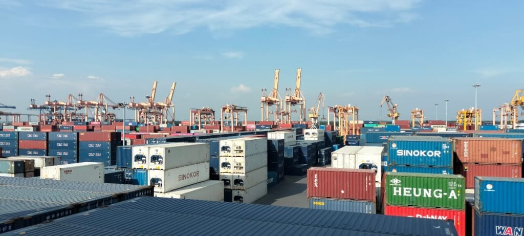 Hình ảnh bãi container xuất nhập khẩu đường biển