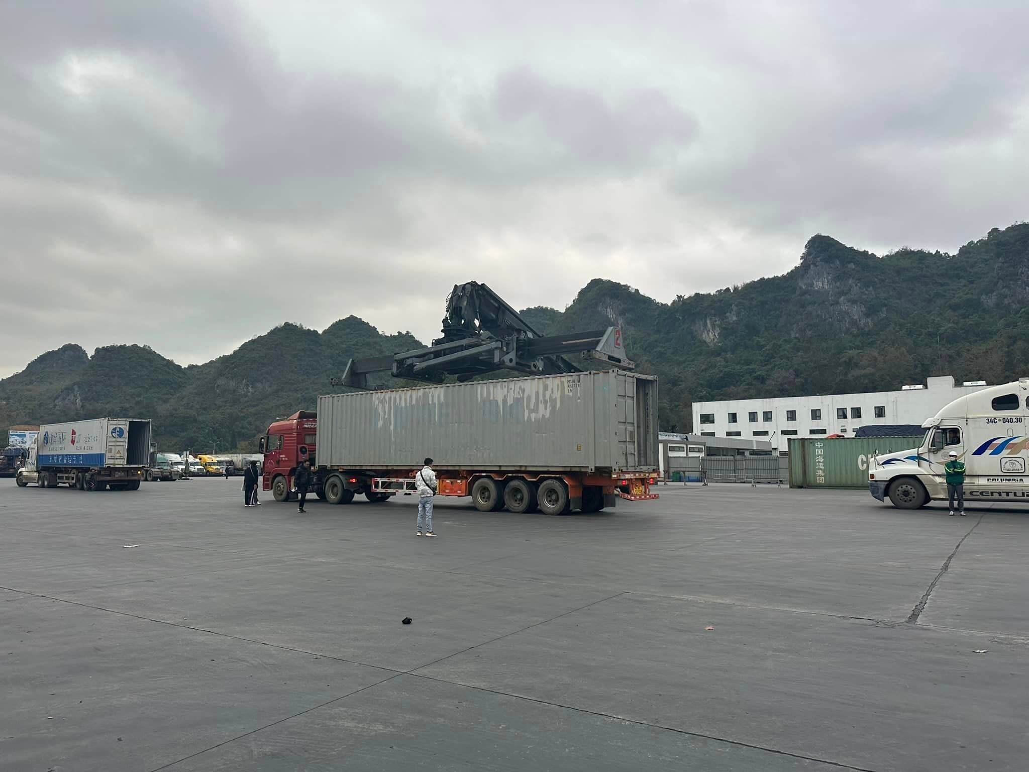 Bãi xe Xuân Cương tại cửa khẩu Hữu Nghị, Lạng Sơn Bãi xe Xuân Cương tại cửa khẩu Hữu Nghị, Lạng Sơn