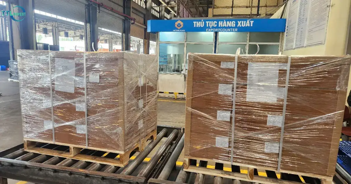 Hàng hóa xếp lên cân, chuẩn bị soi chiếu