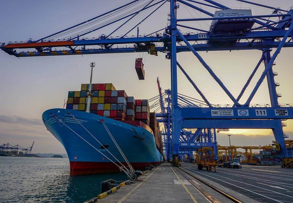 Khai thác hàng hóa xuất nhập khẩu tại cảng biển