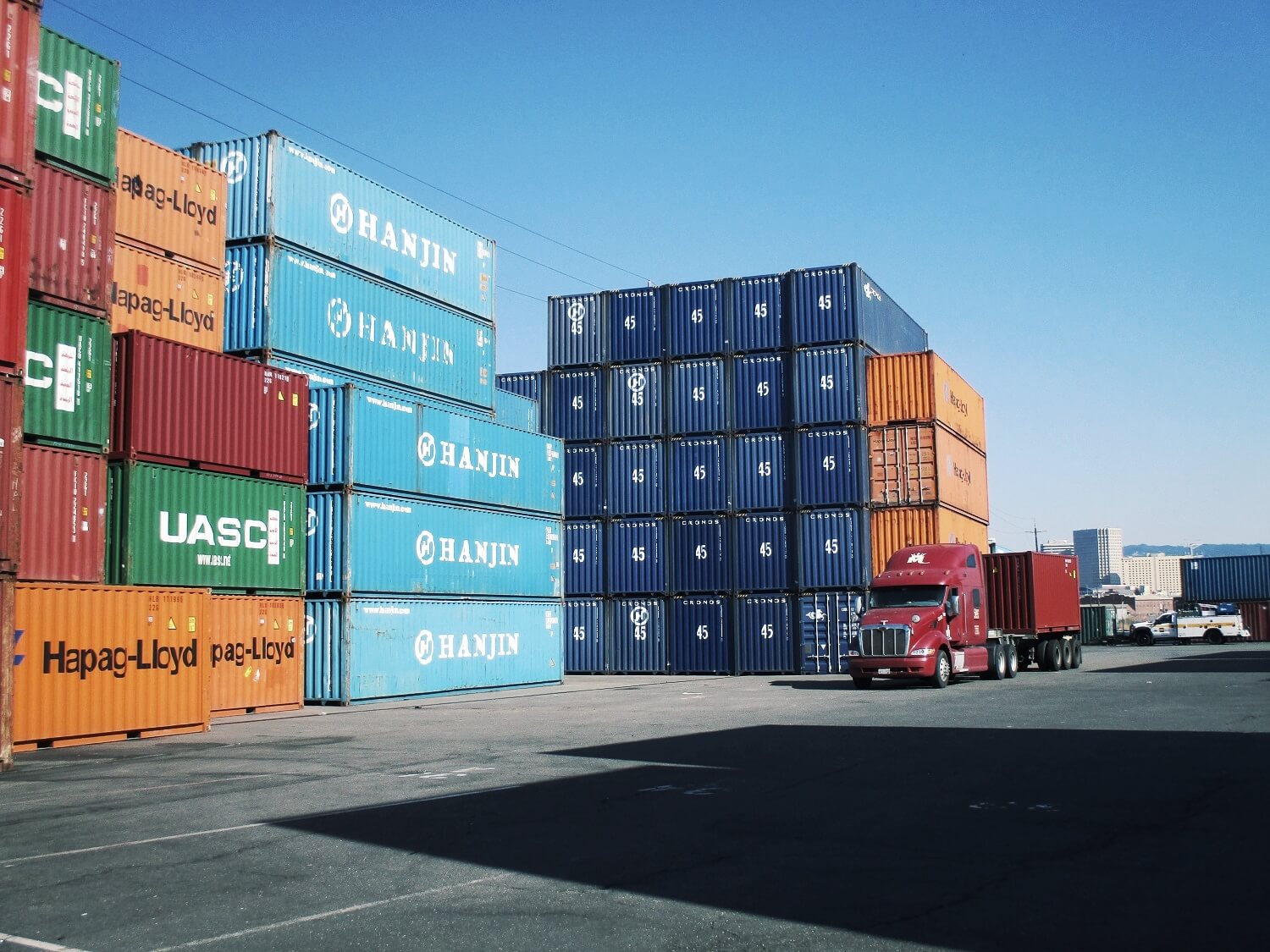 Bãi container hàng hóa tại cảng