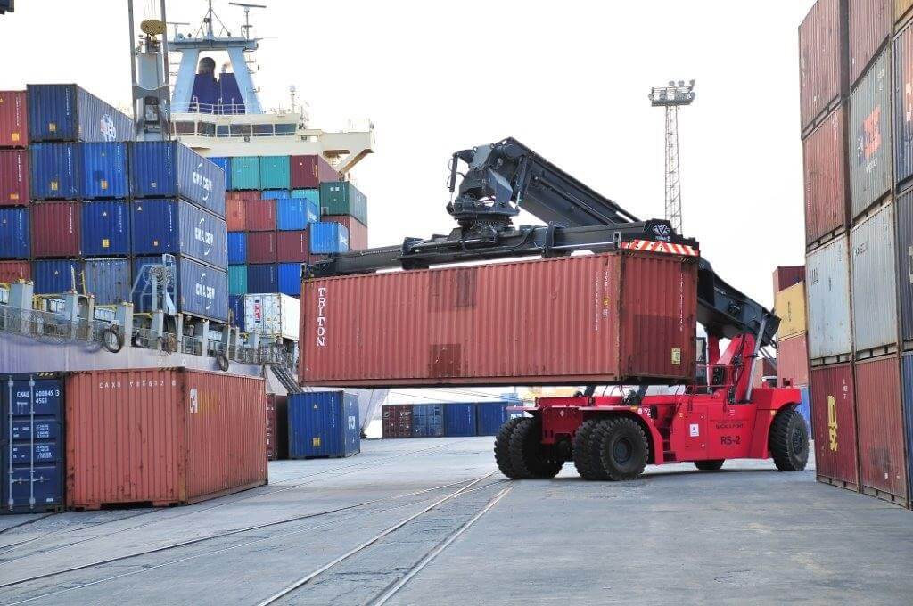 Nâng hạ container hàng hóa xuất khẩu